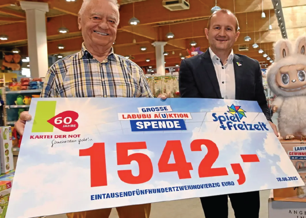 Spendenübergabe mit Seniorchef Karl Heinz Laber und Geschäftsführer der Stiftung Kartei der Not Oliver Jaschek