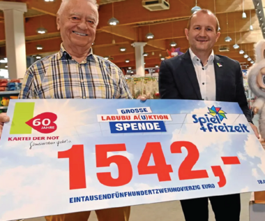 Spendenübergabe mit Seniorchef Karl Heinz Laber und Geschäftsführer der Stiftung Kartei der Not Oliver Jaschek