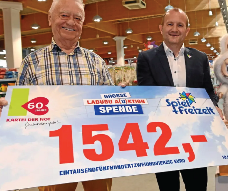 Spendenübergabe mit Seniorchef Karl Heinz Laber und Geschäftsführer der Stiftung Kartei der Not Oliver Jaschek